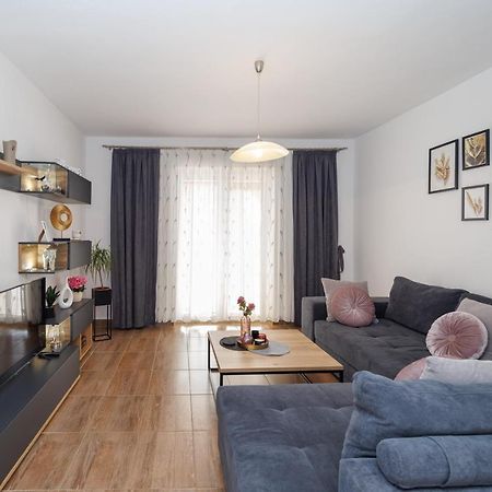 Spacious And Modern App With Big Terrace Malinska Dış mekan fotoğraf