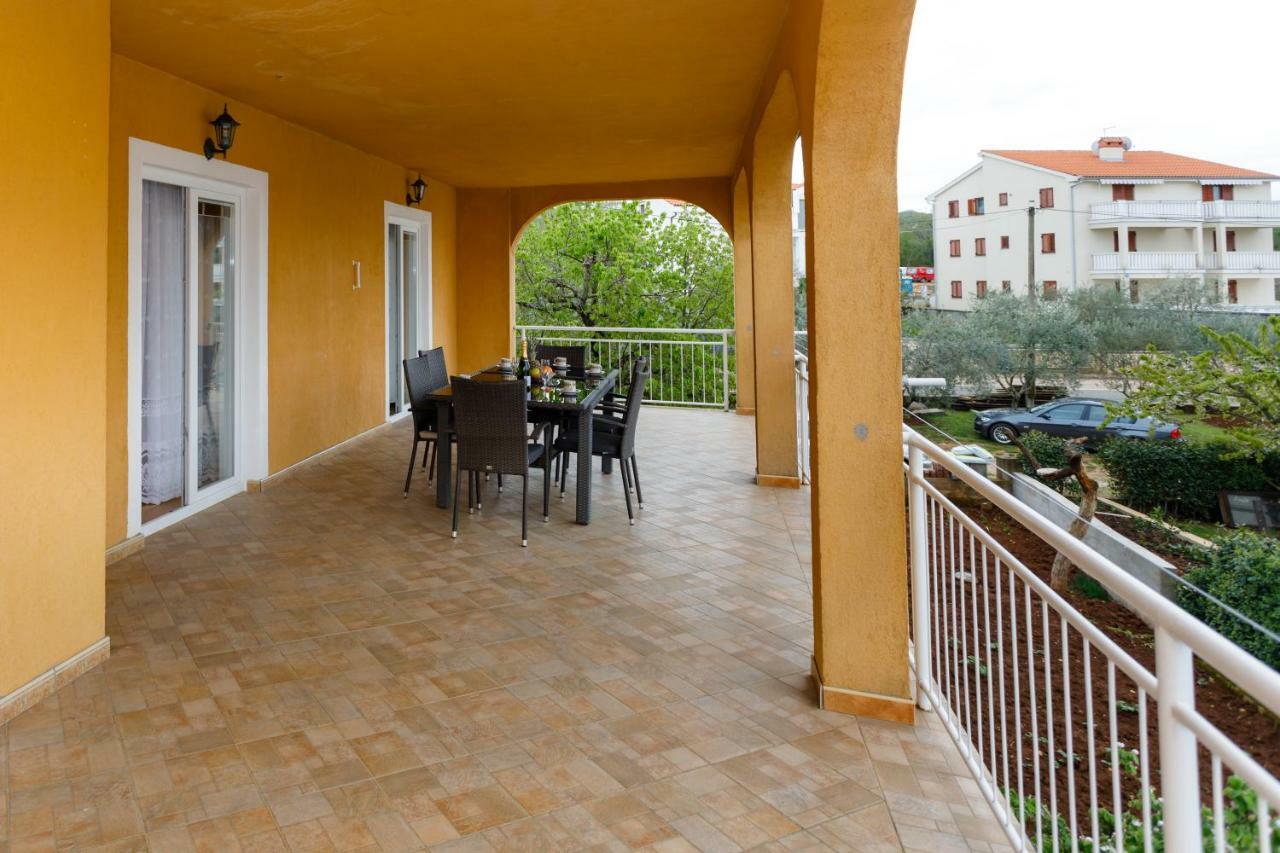 Spacious And Modern App With Big Terrace Malinska Dış mekan fotoğraf